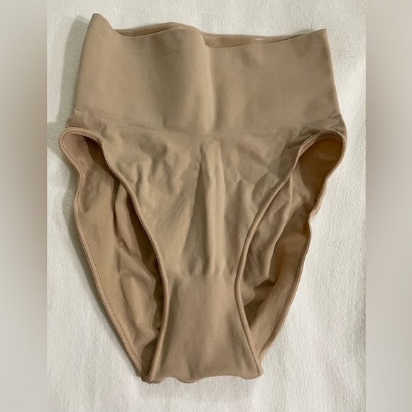 NWOT Skims Sculpting Wide Band Briefs Clay Color Size. S/M - Picture 3 of 6